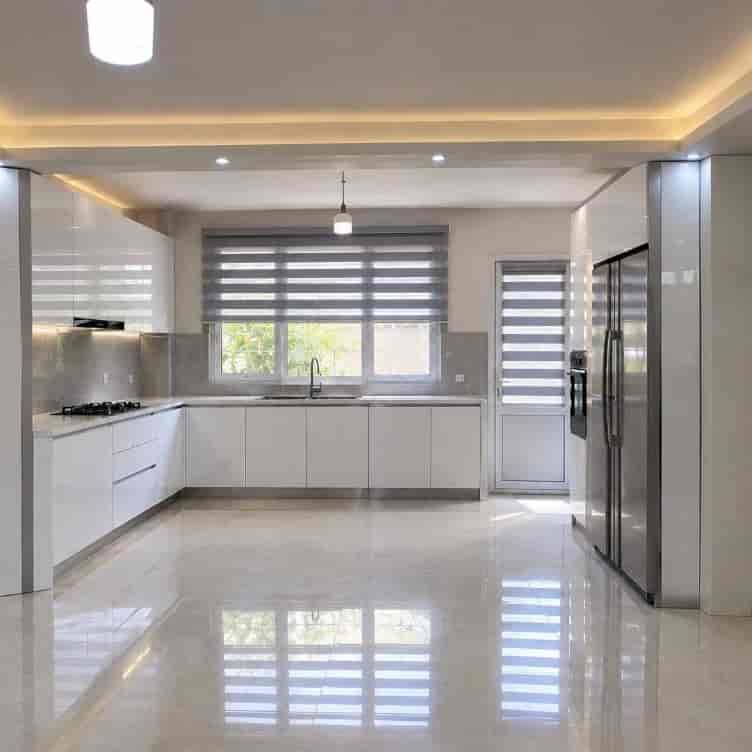 طراحی و ساخت کابینت های گلاس مدرن سفید