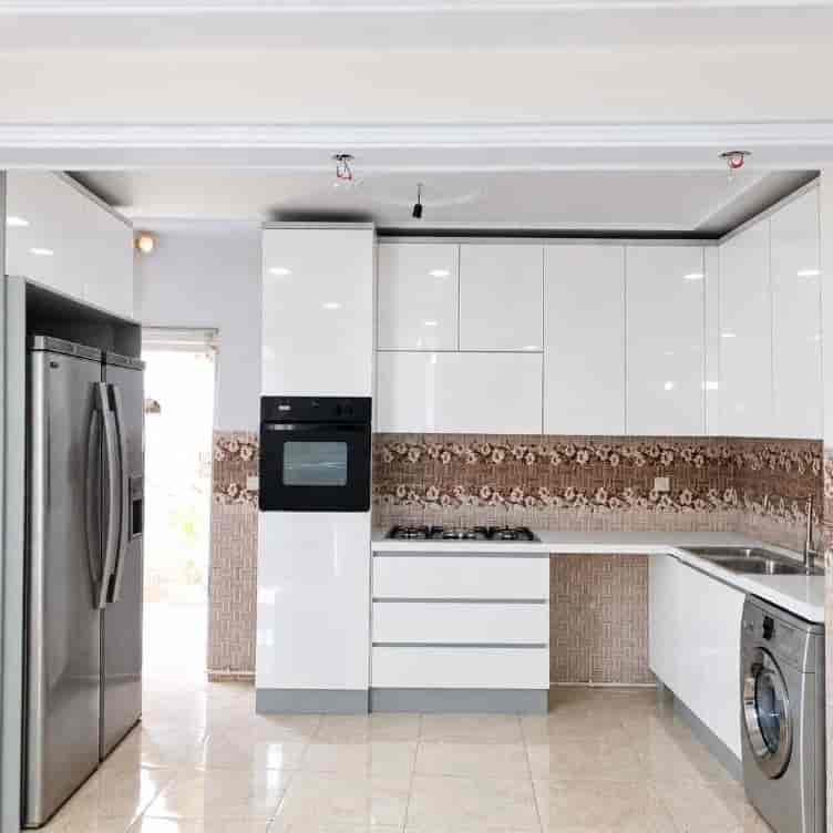 طراحی و ساخت کابینت مدرن سفید L شکل
